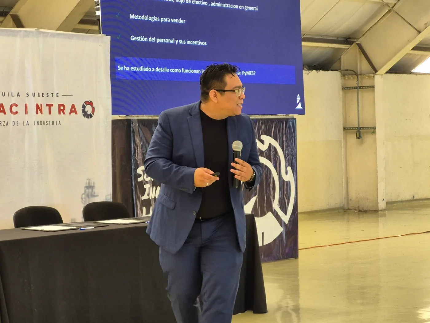 Alan Guillén en conferencia con Canacintra