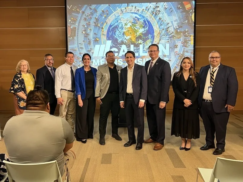 Alan Guillén con funcionarios en McAllen, Texas